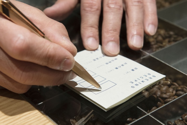 “コーヒーの勉強机” で、自宅で味わえる最高の一杯を学びましょう。