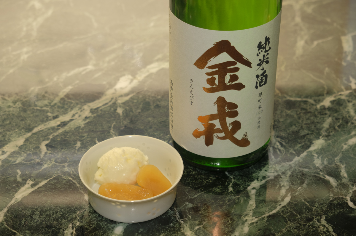 日本各地の美味いものでほろ酔いになれる「桑原商店」は、日本酒からアートまで買えるユニークな店です。