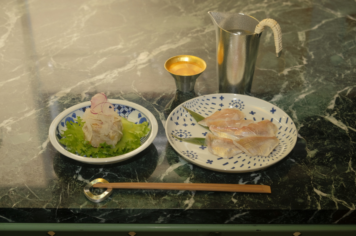 日本各地の美味いものでほろ酔いになれる「桑原商店」は、日本酒からアートまで買えるユニークな店です。