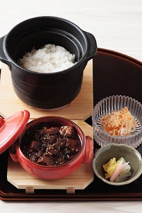 小料理屋ふうの店内で、和と中華の融合を。