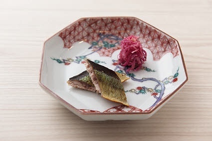小料理屋ふうの店内で、和と中華の融合を。
