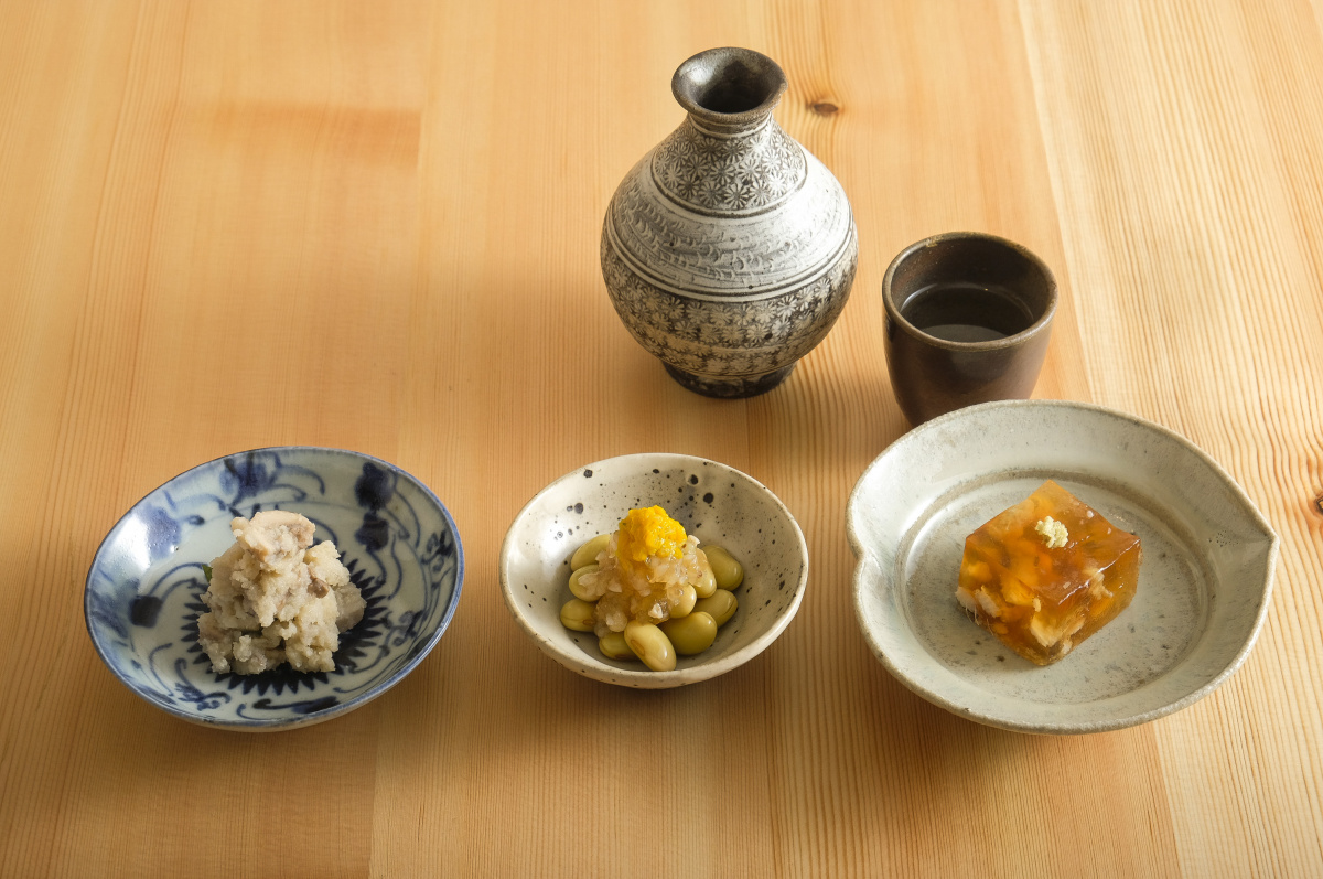 代々木上原の「そばと酒 えもり」にて、産地違いのそばと熱燗で粋な年越しを。
