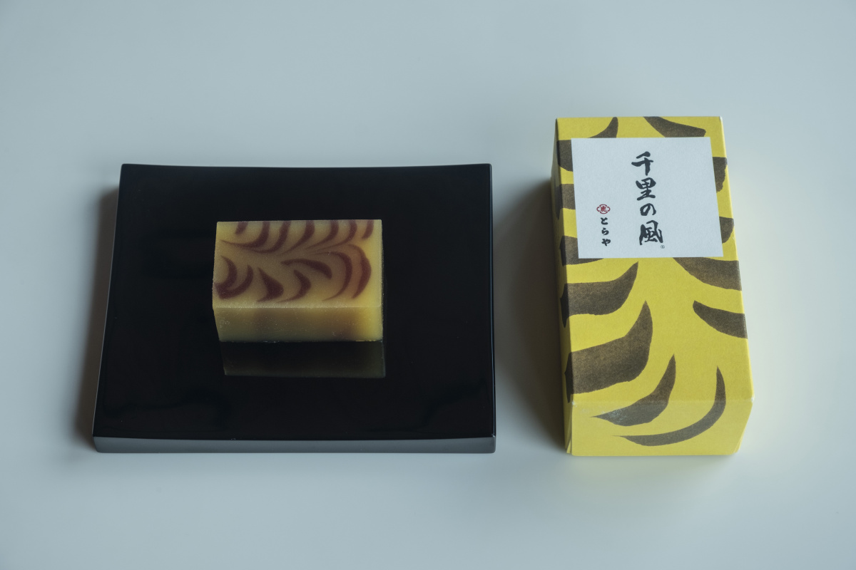 都会の真ん中で和菓子を堪能できる、新しい「とらや 赤坂店」。心穏やかになれる空間です。