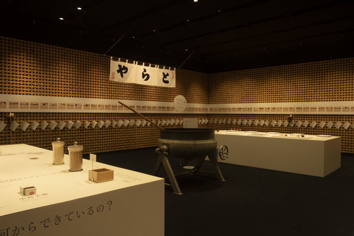 都会の真ん中で和菓子を堪能できる、新しい「とらや 赤坂店」。心穏やかになれる空間です。