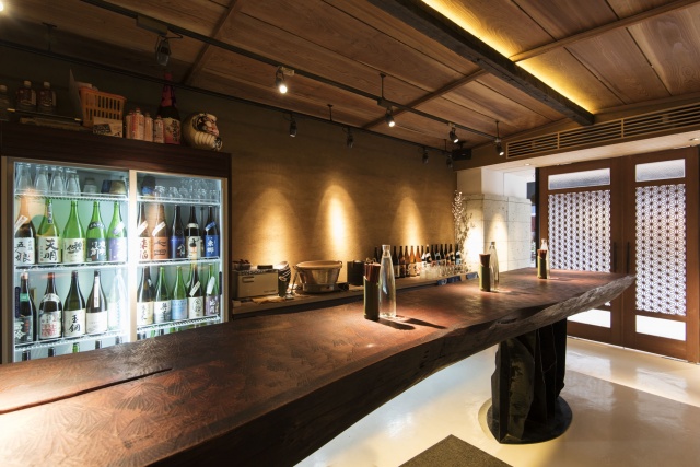 本気の銘柄、揃っています。月島・もんじゃ通りの日本酒バーでまずは一杯、いかがですか?