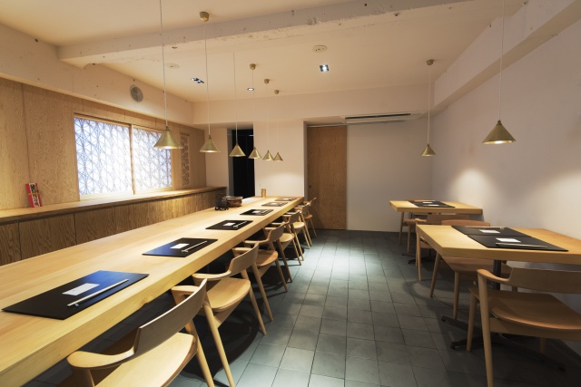 この“じっくり感”は完全予約制だからこそ。旬の料理と日本酒で日本の旨味を楽しみましょう。