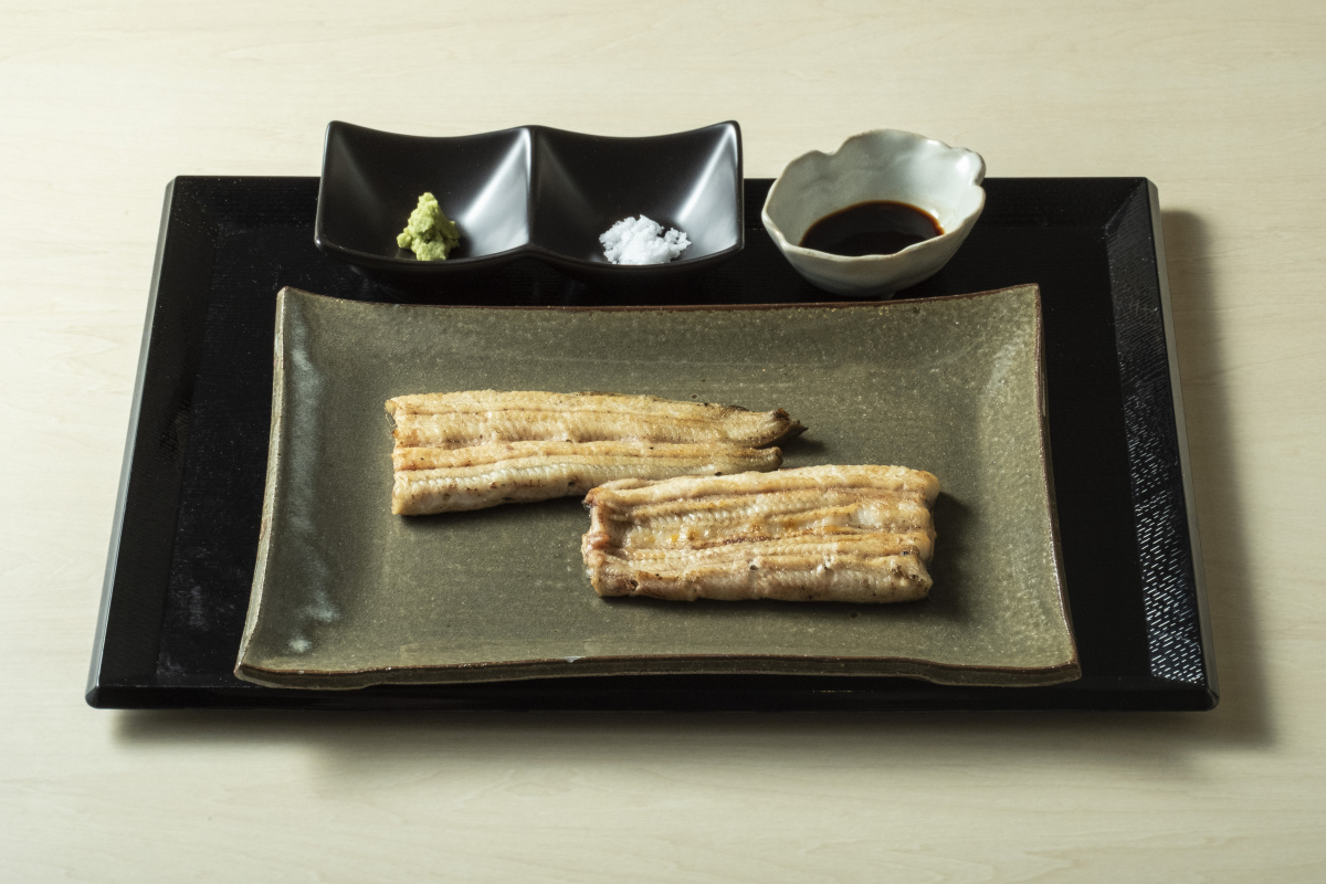 レアな「共水うなぎ」をあっさりしたタレで味わえる目白の新店で、辛口の日本酒とともに過ごす大人の時間。