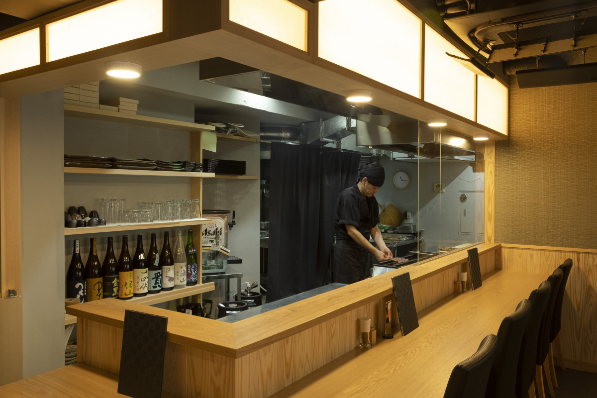 レアな「共水うなぎ」をあっさりしたタレで味わえる目白の新店で、辛口の日本酒とともに過ごす大人の時間。