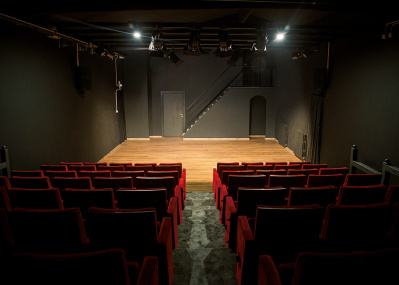 いま話題の劇場で、今夜は演劇でもいかが?