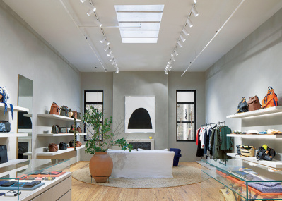 ロエベの新店は、寛ぎの空間でアートを楽しむ。