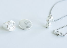 首元でスヌーピーが揺れる 無垢な輝きを纏う バニー のシルバージュエリーたち Topics Pen Online