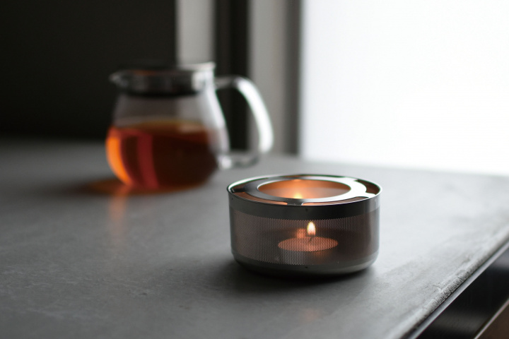 キャンドルの火がゆらめく‟ティーウォーマー”で、いつもの紅茶を極上の