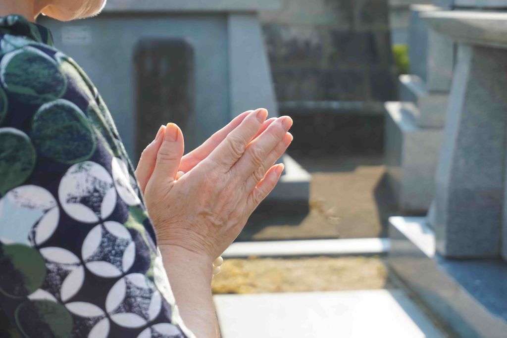 お盆　お墓参り　墓石クリーニング　Zehitomo