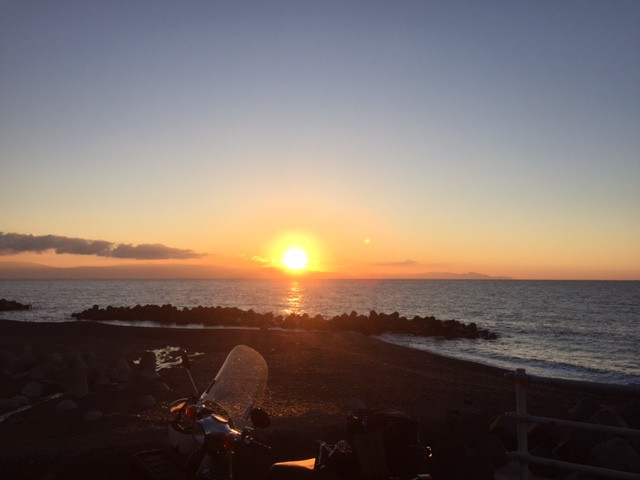 いさカブさんが投稿したツーリング情報 久能海岸 初日の出に染まるカブ バイクのカスタム ツーリング情報ならモトクル Motocle