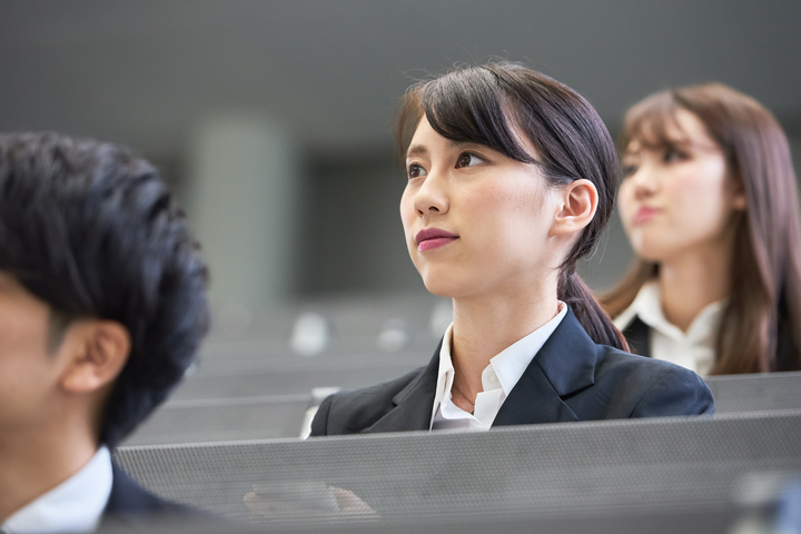 スーツだけでは寒い 説明会へのコート着用で気を付けるポイントとは 就活市場