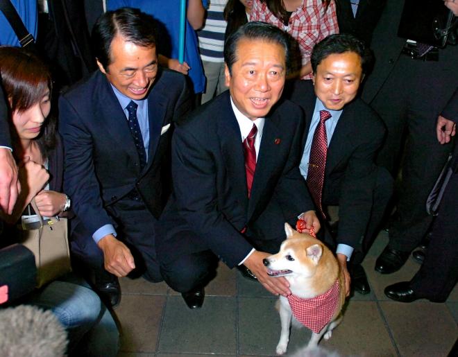 民主党のテレビＣＭに出演した犬をあやす小沢一郎代表（中央）や菅直人代表代行（左）、鳩山由紀夫幹事長。まだ蜜月だった…＝2006年10月20日