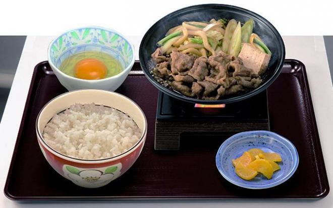 「すき家」が発売する「牛すき鍋定食」 。ワンオペ勤務の大きな負担になった=ゼンショー提供