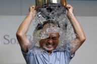 バケツに入った氷水を頭からかぶる、ソフトバンクの孫正義社長