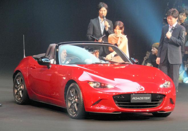 4代目となる新型ロードスター。披露イベントに参加したファンが座り心地を試した=2014年9月4日