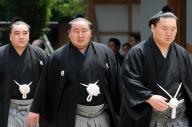 熱田神宮奉納土俵入り前に参拝に向かう(右から)白鵬、朝青龍、日馬富士=2009年7月4日