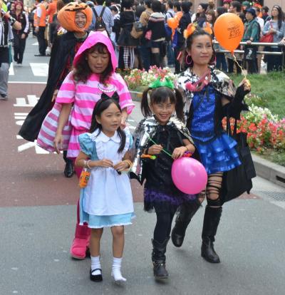 魔女姿の子どもたち。かわいいです