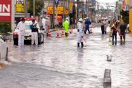 流山街道は松戸市古ケ崎付近で道路が水につかるなどして交通規制が行われた=2014年10月6日、松戸市