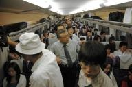 乗客でごった返す新幹線の車内=2005年8月17日