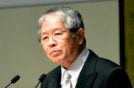 信州大の入学式であいさつをする山沢清人学長=4月4日、長野県松本市美須々の市総合体育館