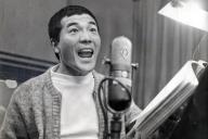 テレビ番組の吹き替えをする俳優の愛川欽也=1968年