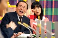「出没!アド街ック天国」での肩書は「あなたの街の宣伝本部長」。秘書役は大江麻理子アナ=2010年2月24日、東京都港区、鈴木好之撮影