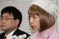 保釈後の記者会見に臨む漫画家のろくでなし子さん(右)と山口貴士弁護士=2014年12月26日、都内の弁護士事務所、竹谷俊之撮影