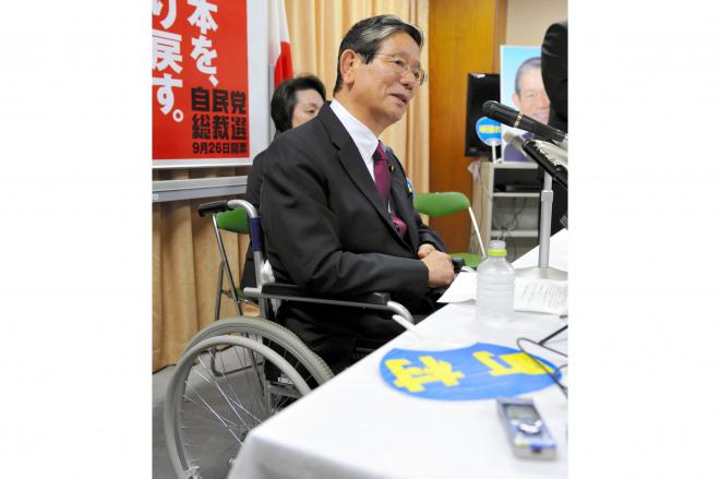 自民党総裁選で、車いすで「最後まで闘う」と会見する町村信孝元官房長官＝2012年9月22日、東京・永田町、川村直子撮影