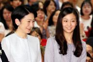 映画「奇跡のひと マリーとマルグリット」のチャリティー試写会鑑賞のため会場に到着した紀子さまと佳子さま=2015年5月19日、東京都千代田区、代表撮影
