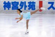 明治神宮アイススケート場で開かれたフィギュアスケート大会の小学6年生以上のクラスで1位になった秋篠宮さまの次女佳子さま=2007年4月12日