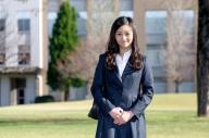 入学式に臨むため、国際基督教大に登校し、報道陣の前で笑顔を見せる秋篠宮家の次女佳子さま=2015年4月2日、東京都三鷹市、関田航撮影