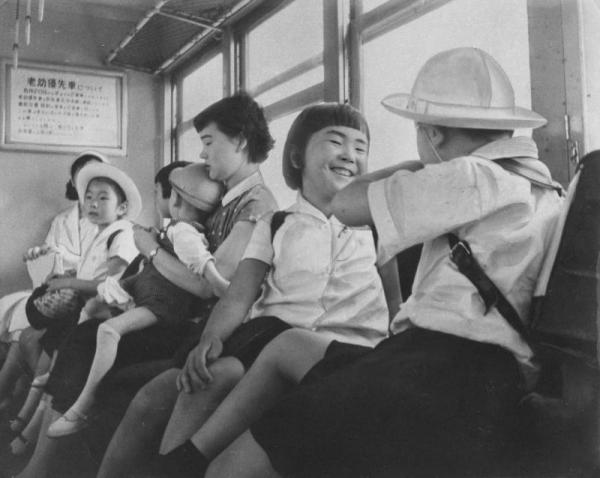 1957年6月20日から京浜東北線、中央線に「老幼優先車」がお目見えした＝1957年6月20日撮影
