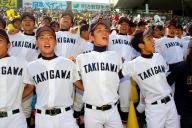サヨナラ勝ちを決め、肩を組みながら校歌を歌う滝川二の応援スタンド=2015年8月9日、西宮市の阪神甲子園球場