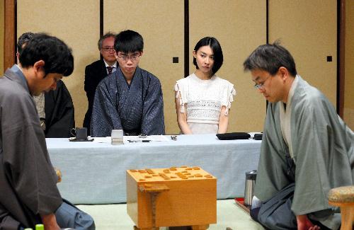 朝吹真理子さん、第144回芥川賞＝2015年5月21日、将棋名人戦第４局で
