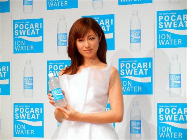 「ポカリスエット　イオンウォーター」を手に持つＣＭキャラクターの深田恭子さん＝2013年4月
