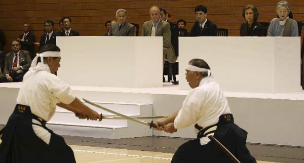 鹿島新當流剣術を観戦する天皇、皇后両陛下とスペインのフアン・カルロス国王夫妻=2008年11月12日、茨城県・つくば市