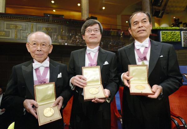 メダルを手にする（左から）赤崎勇さん、天野浩さん、中村修二さん