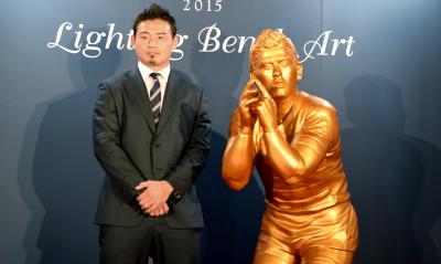五郎丸歩選手と「五郎丸ポーズ」のブロンズ像=2015年11月30日