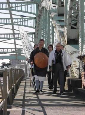 千住大橋を渡る芭蕉に扮した一行
