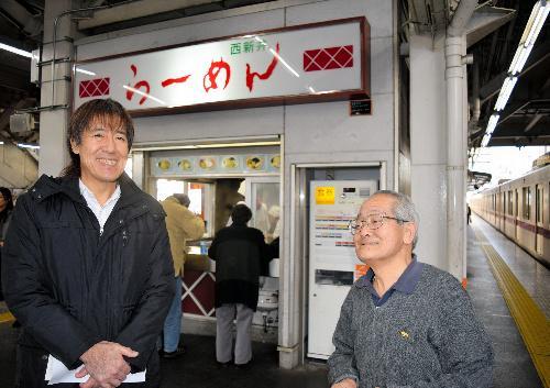 西新井駅のホームで半世紀近く営業する西新井らーめん
