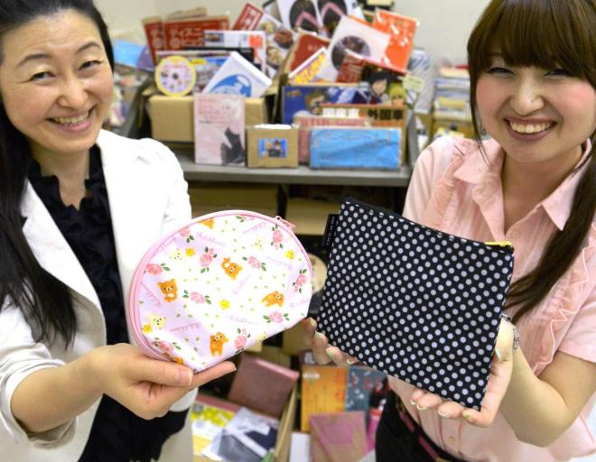 女性誌の付録のポーチ=小野市立図書館(2013年)