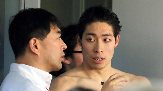 東京スイミングセンター記録会でのレース後、平井伯昌監督と話をする萩野公介=2015年11月20日、西畑志朗撮影