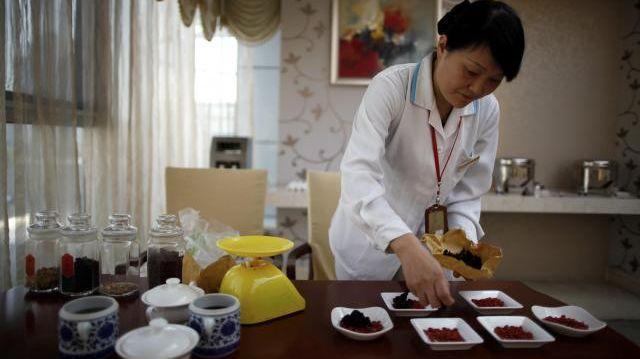 中国のベビーケアセンターで薬膳の準備をする女性