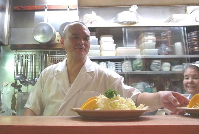店主の相野谷信之さん(左)と、母の静枝さん