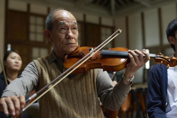 まとめ役・第1バイオリン 野々村秀太郎 梅が岡交響楽団のコンマスであり、楽団のまとめ役。町の小さな電気店「野々村ラヂオ商会」を営むが、梅が岡フィルハーモニーを率いる「OS電気」に買収される危機に陥る。