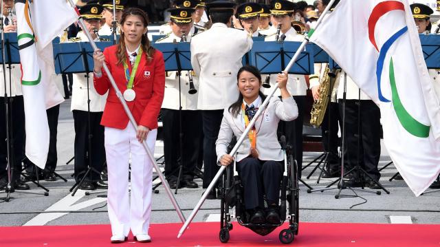 パレードの出発式で旗を手にする吉田沙保里選手(左)、上地結衣選手
